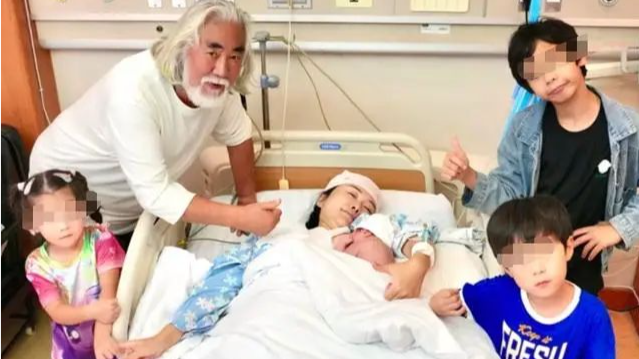 73岁张纪中再得一女 晒一家六口合影