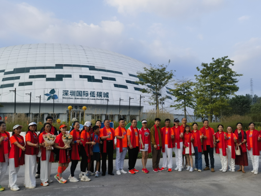 迎着朝阳开跑！龙岗微马队在深圳国际低碳城举办10周年庆祝活动