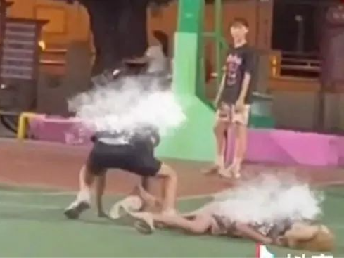 揭阳警方通报“男孩篮球场内飞踹女孩”：男孩未满14周岁，不予处罚