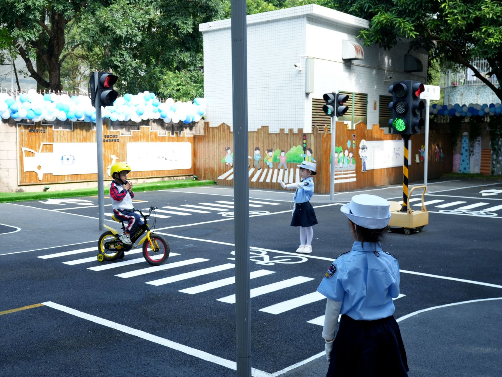 幼儿园里建起交通安全体验区，马峦街道助力儿童交通安全教育有妙招