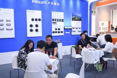深圳展商点赞古镇灯博会“深中品牌区”，听听他们怎么说→