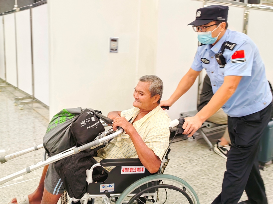皇岗边检民警：国庆我在岗，忠诚守国门