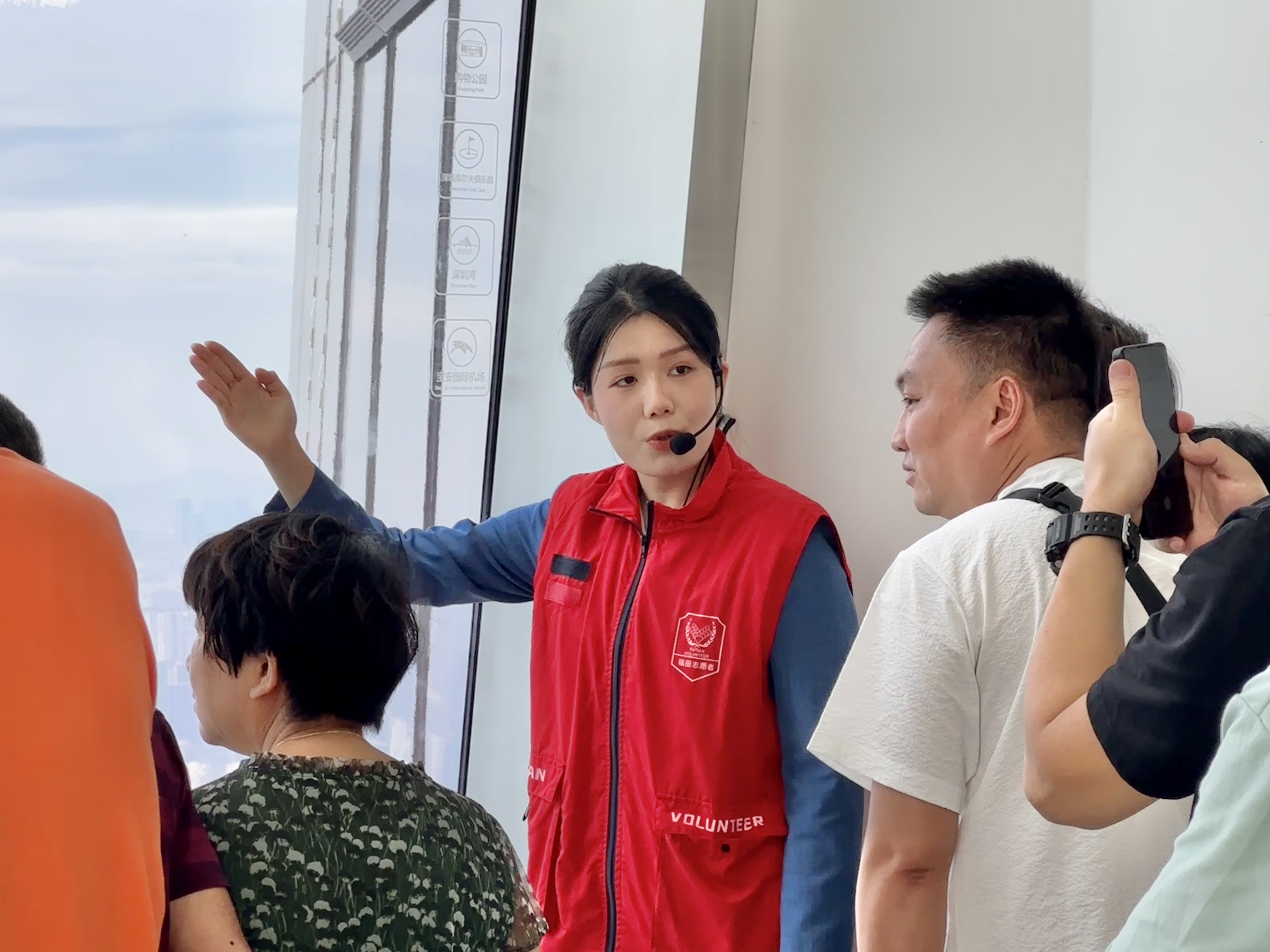 800余旅游志愿者服务深圳国庆文明旅游