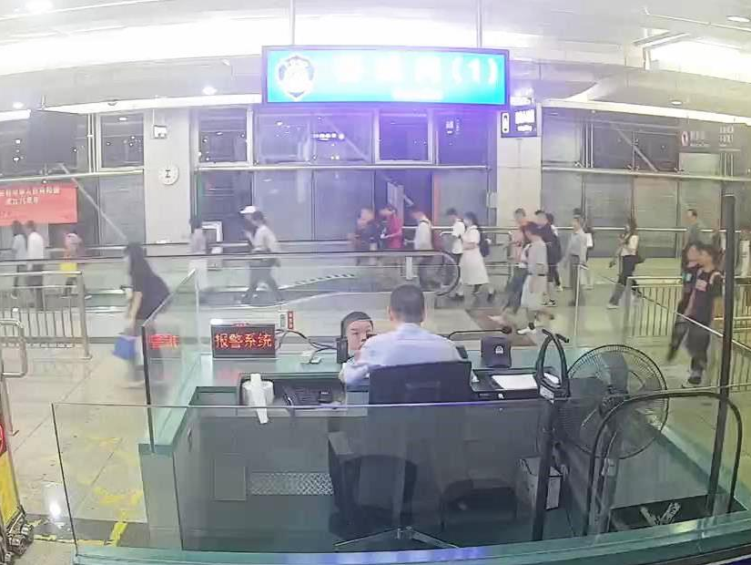 入境香港旅客险被电信诈骗 皇岗边检民警及时识破伎俩