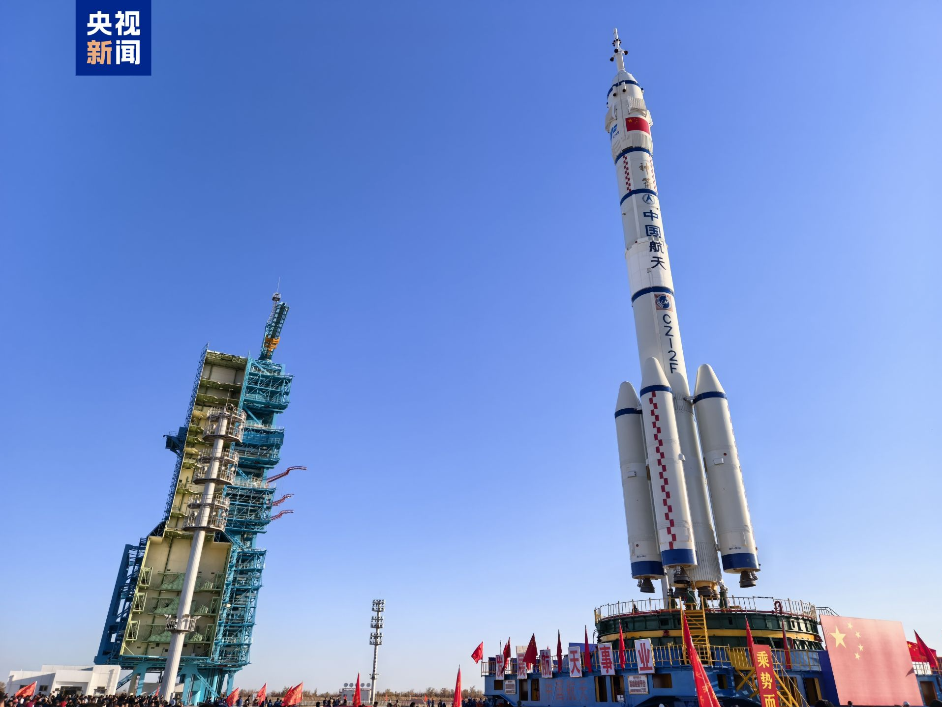 神舟十九号船箭组合体转运至发射区，计划近日择机实施发射 