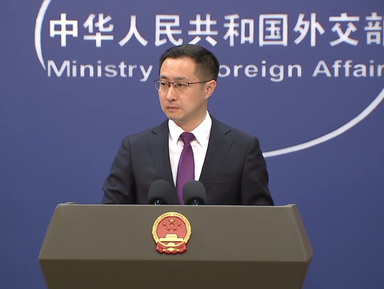 外交部回应美加军舰过台湾海峡：坚决反对挑衅威胁中国主权