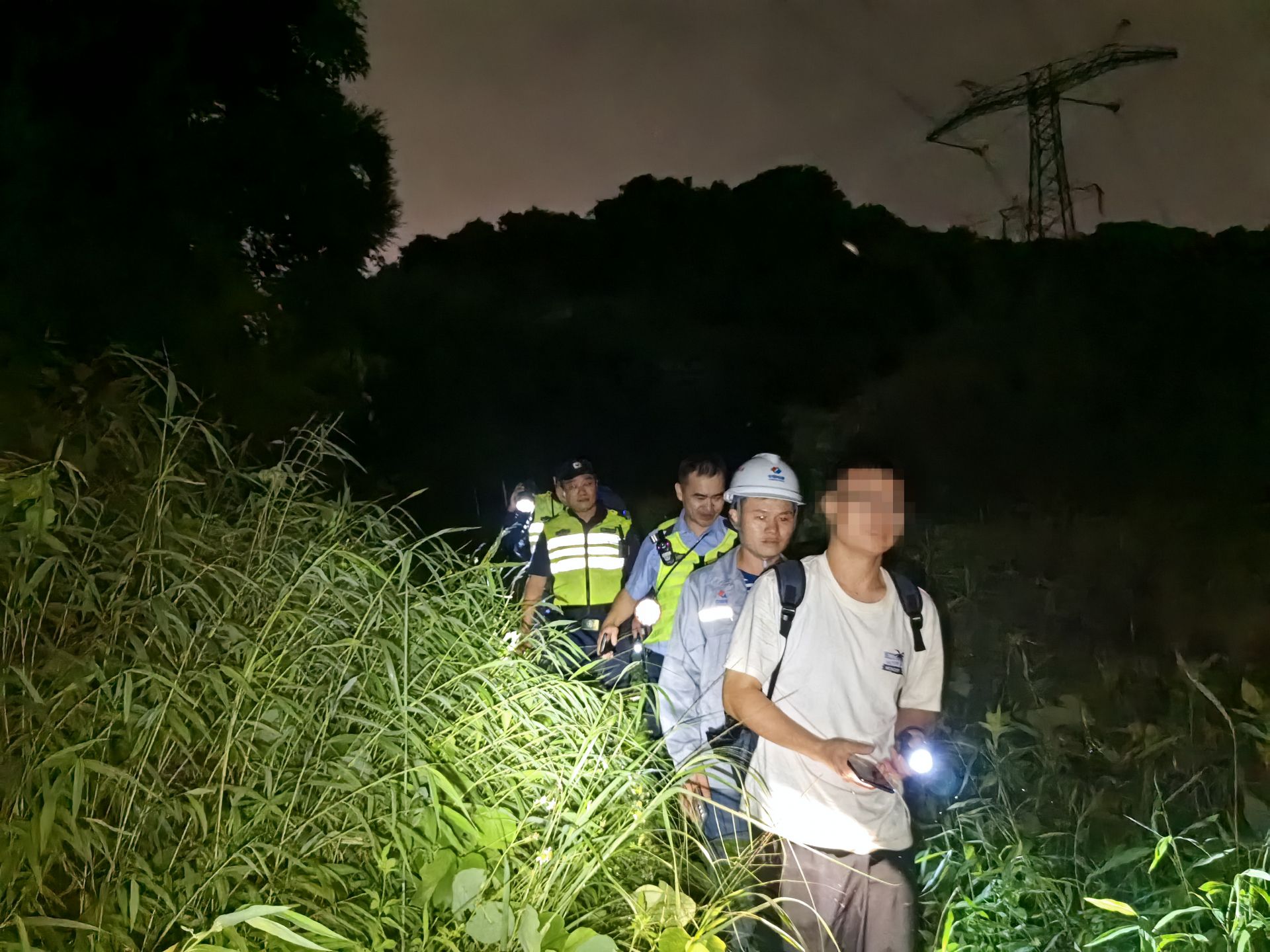 男子独自攀爬野山被困，光明警方搜山6小时紧急救援