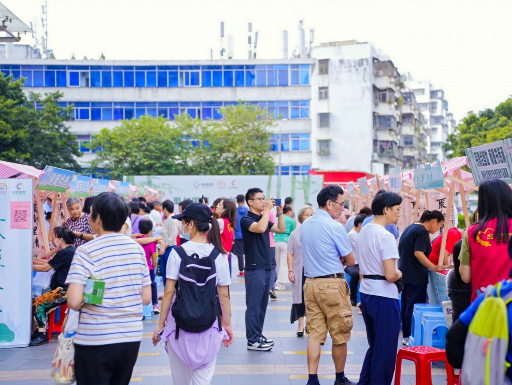 尝美食、唠家常、玩非遗互动游戏，翠竹街道举行亲邻集市惠民活动