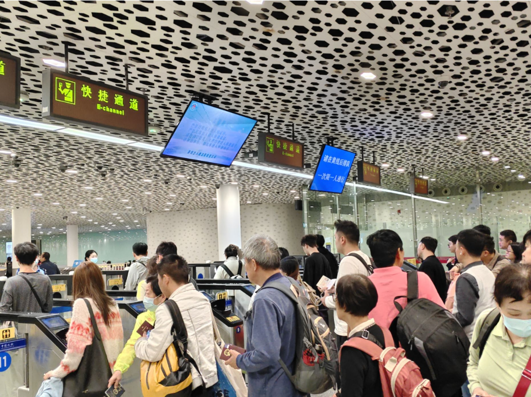 国庆假期深圳机场口岸迎送出入境旅客超10.36万人次