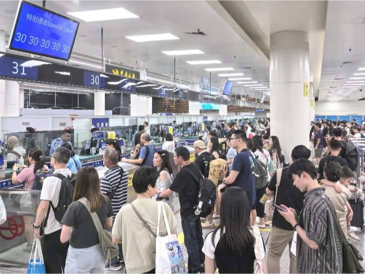 国庆长假首日 深圳口岸迎来客流高峰