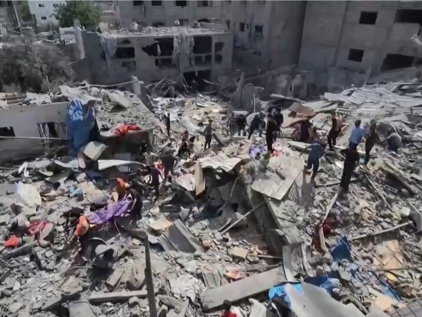 以军袭击加沙北部一难民营附近房屋 已致33人死亡