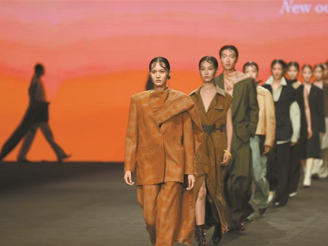 时装周秀出“深式”优雅与国际风情！逾三百个海内外知名品牌参展