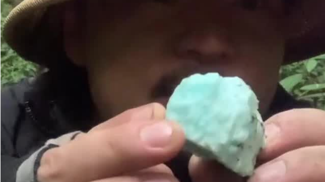 哀牢山取材颜料师被要求返还矿石