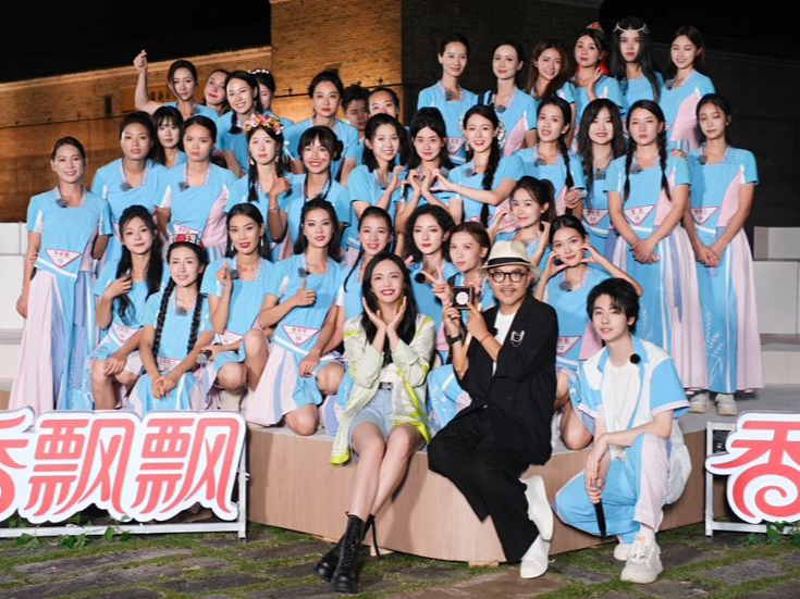 《花儿绽放》蝉联收视冠军，“村T合作秀”点燃国庆假期