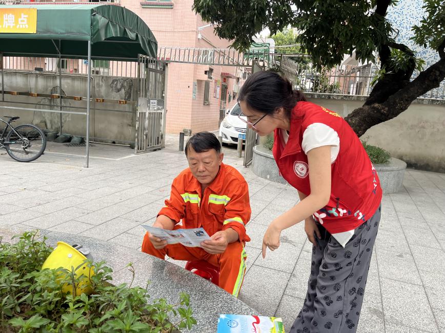 红星社区开展流浪乞讨人员救助政策宣传活动