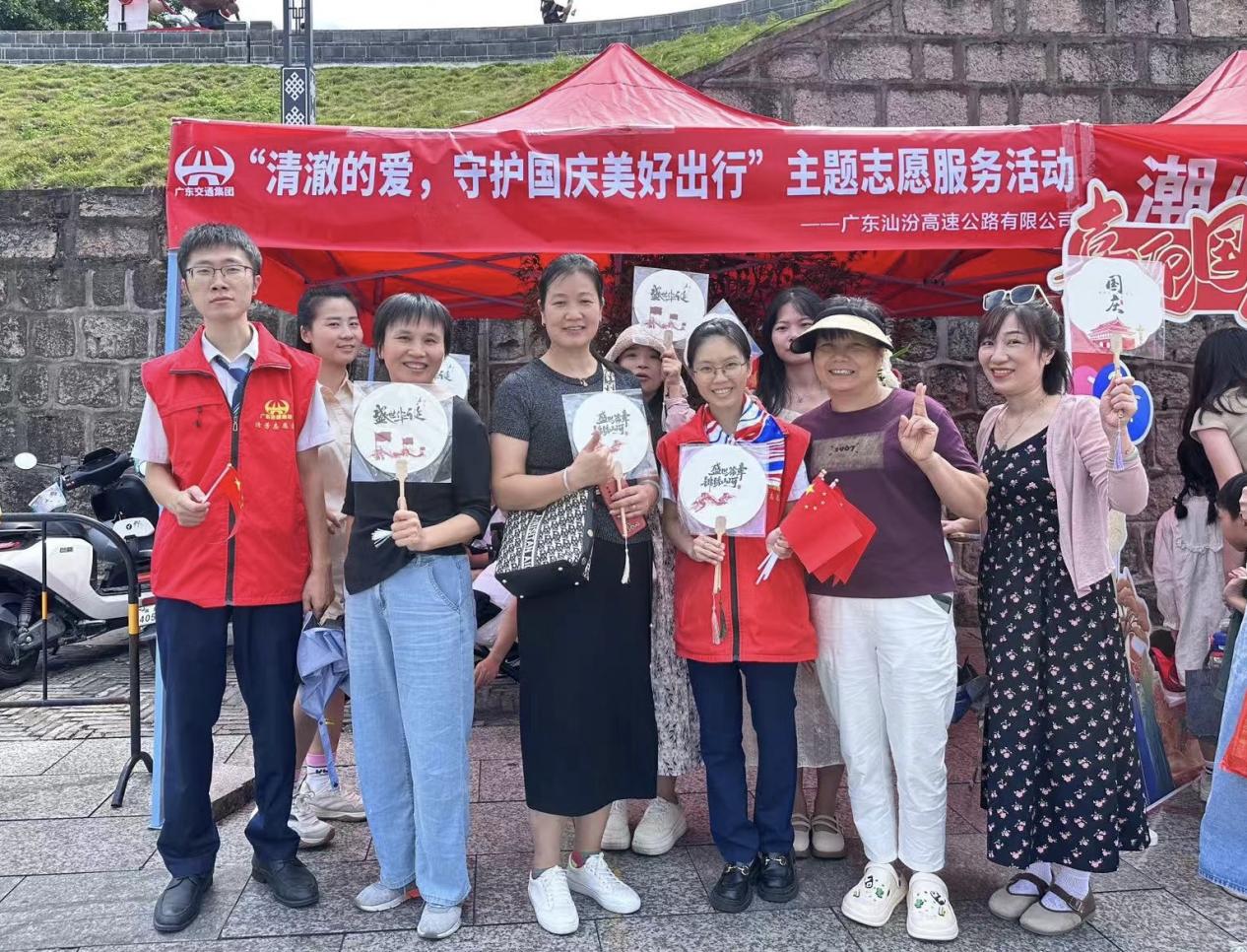 “花式”服务节日不打烊，汾芳“志愿红”点亮国庆美好出行路