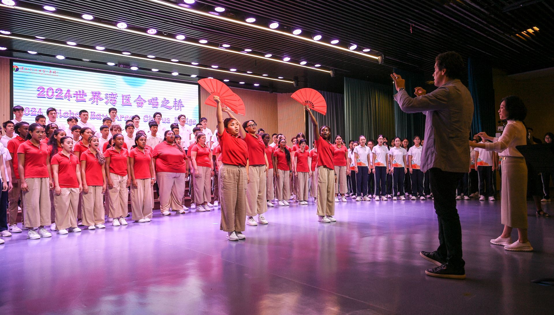 纽约青少年合唱团来深交流，与深圳高级中学合唱团同台演出