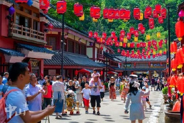中山影视城国庆假期首日吸客近1.5万人次！游客直呼“远远超出预期”→