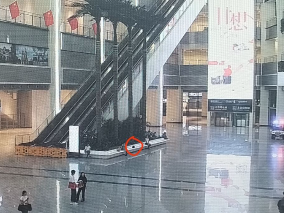 一个半小时！民警快速找回旅客万元财物