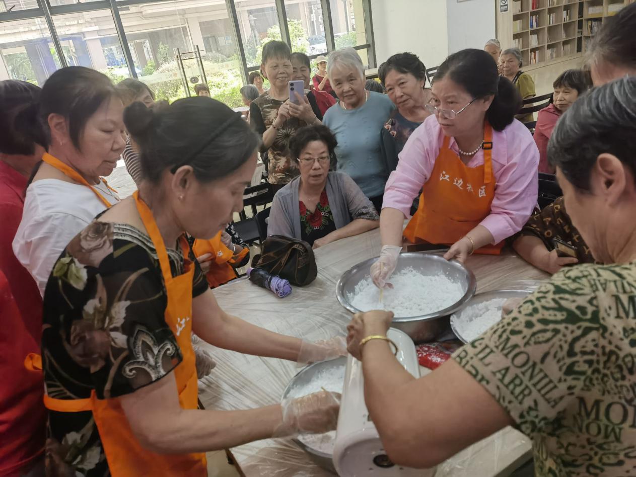 江边社区开展“重阳敬老月”老年人同乐会活动