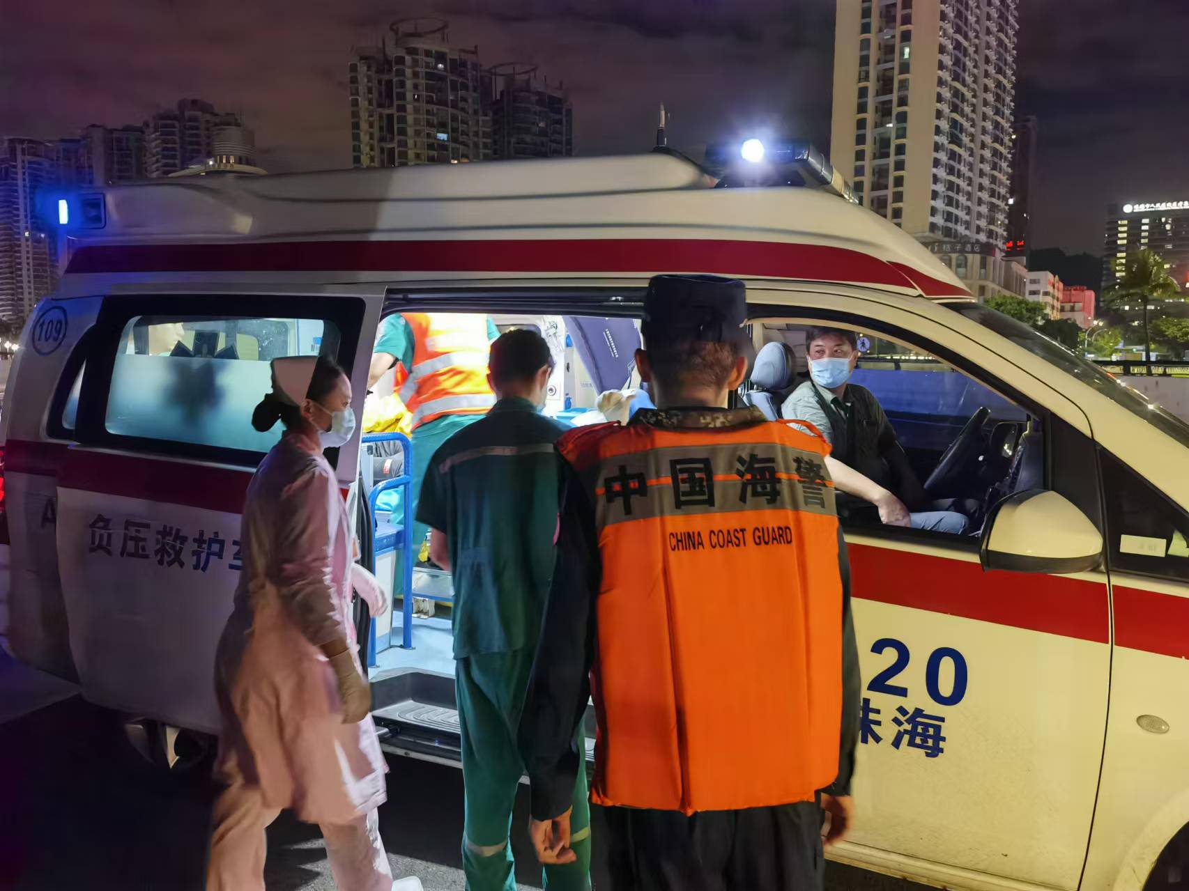 渔民头部被钢管击伤，广东海警局凌晨组织紧急救援