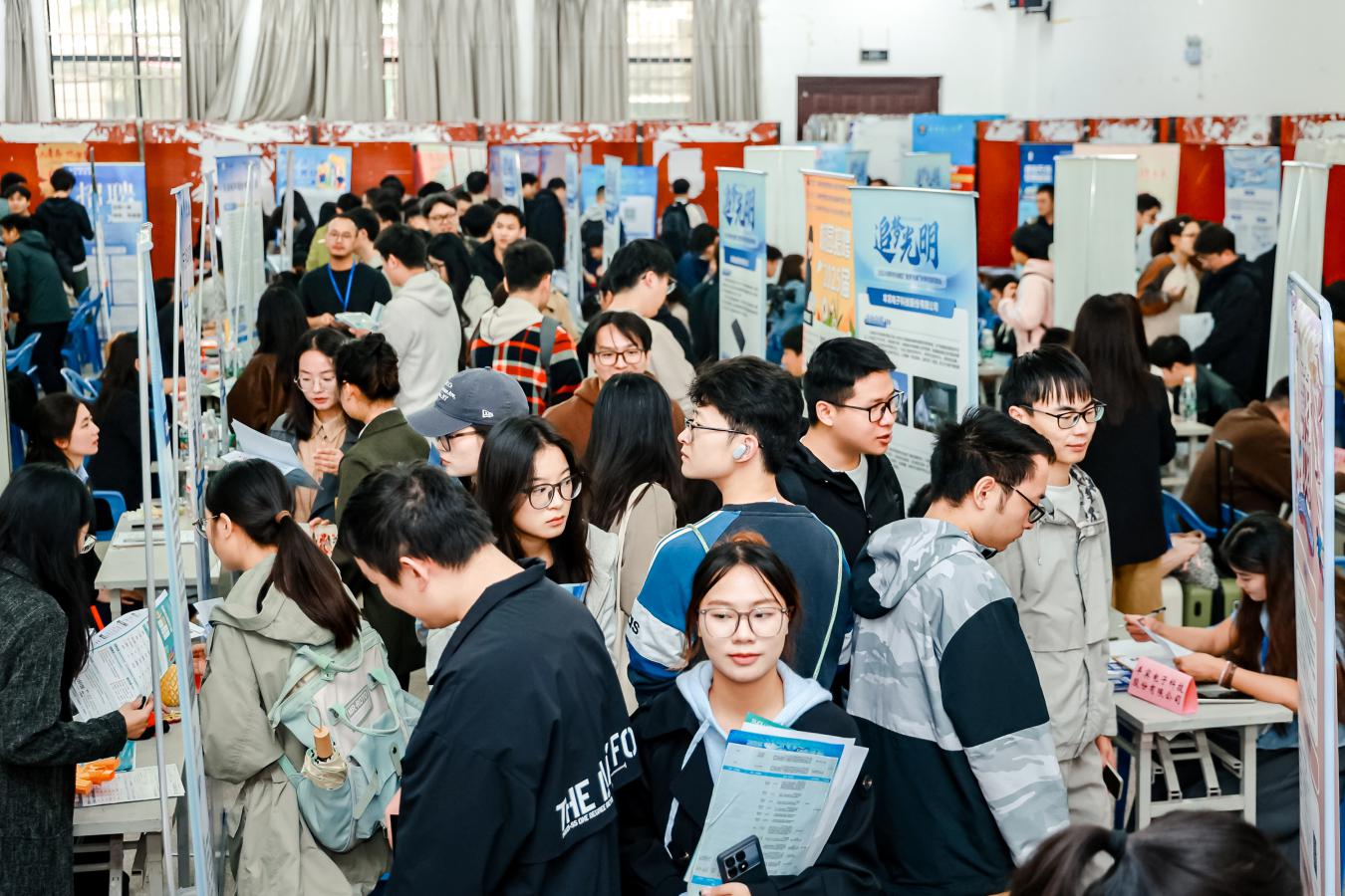 “追梦光明”招聘走进武汉，达成初次就业意向近2000人次 