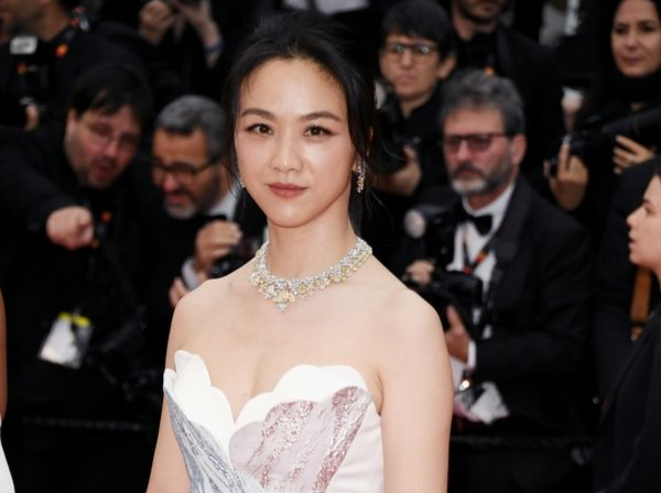 45岁汤唯三获青龙影后提名，将与韩国本土演员争夺影后桂冠