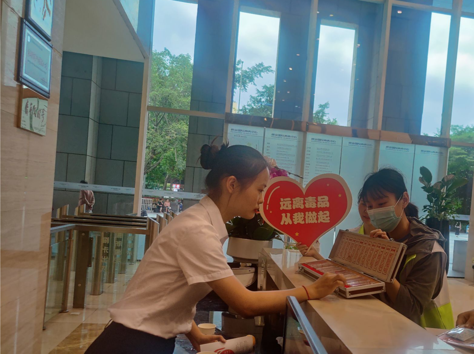 南山区南头街道开展“防毒知识入人心”禁毒宣传活动
