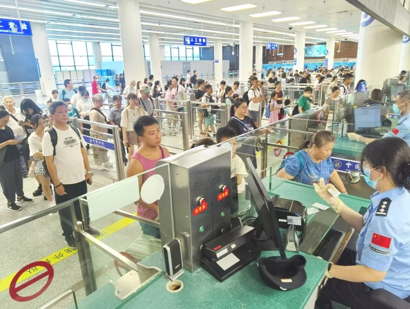 皇岗边检站国庆假期迎客逾150万人次