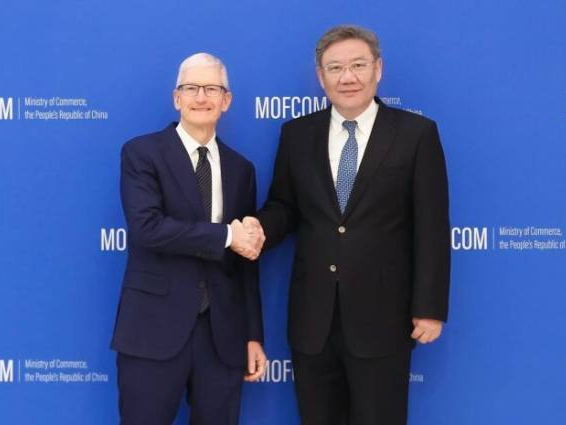 商务部部长王文涛会见美国苹果公司首席执行官库克