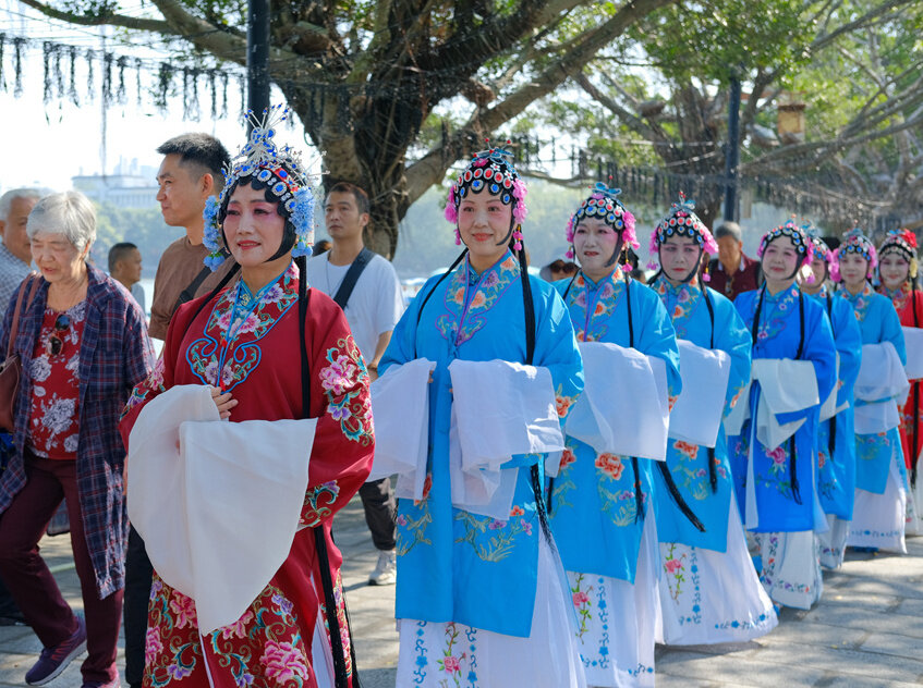 没看过瘾！京剧服饰秀惊艳惠州西湖