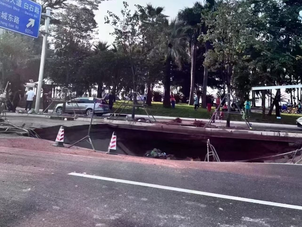 网传深圳滨海大道一路段塌陷？