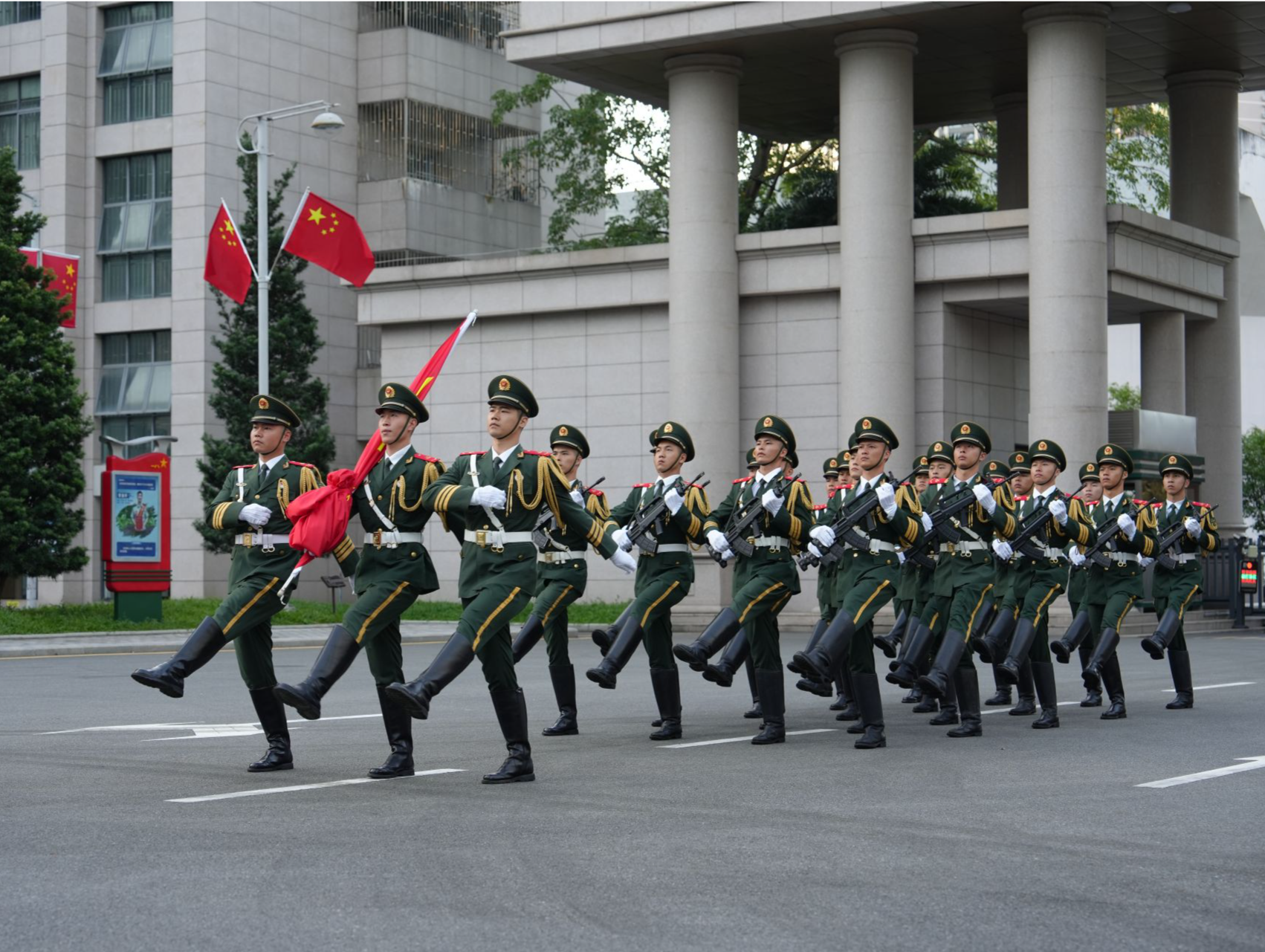 武警深圳第一支队举行国庆升旗仪式