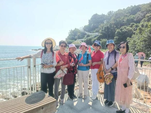 南园街道南华社区长者共赴一场“与秋天的约会”