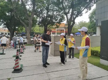 我们的节日•向祖国告白丨国庆假期，青年志愿者用行动践行文明旅游“新风尚”