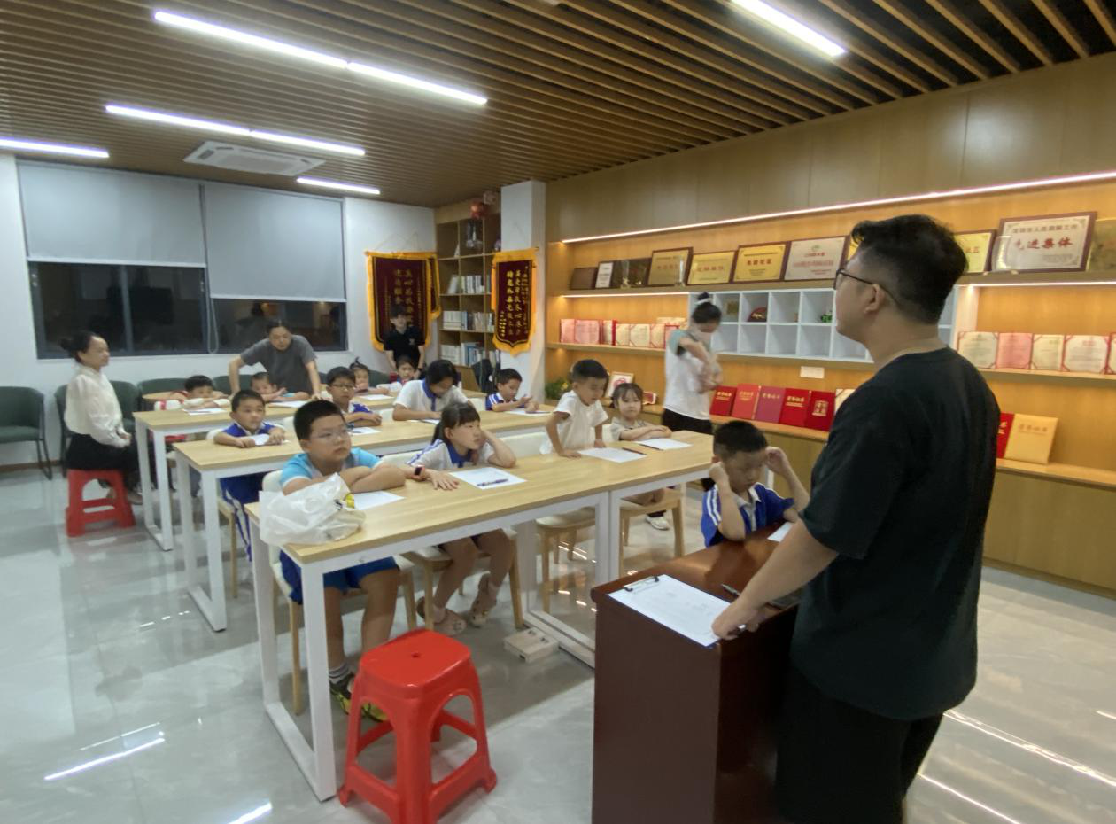 翠宁社区开展“笔墨书香 走进社区”书法公益课堂活动