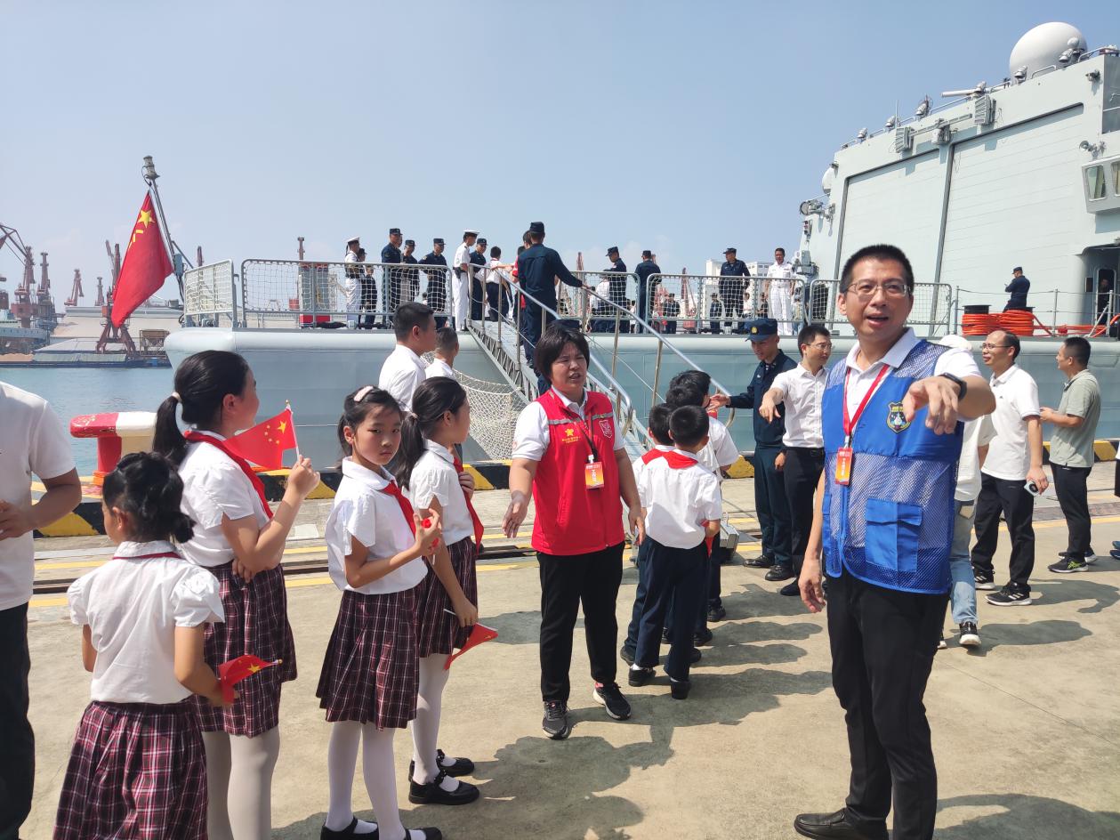 市民参观深圳舰，南山区退役军人红星志愿服务队“护航”