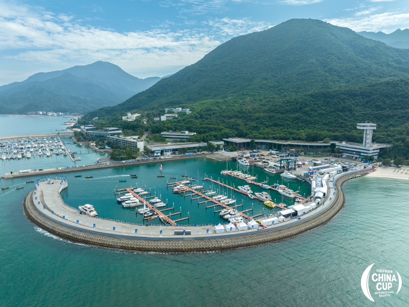 国内外一千二百多名选手海上竞技 第十六届中国杯帆船赛在深开赛