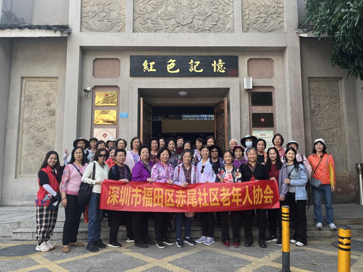 南园街道赤尾社区：老年“搭子”欢乐出游，享受幸福晚年