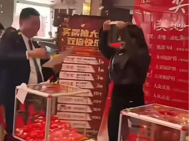 女子购房抽奖得迈巴赫，其子：是真的，有10年使用权
