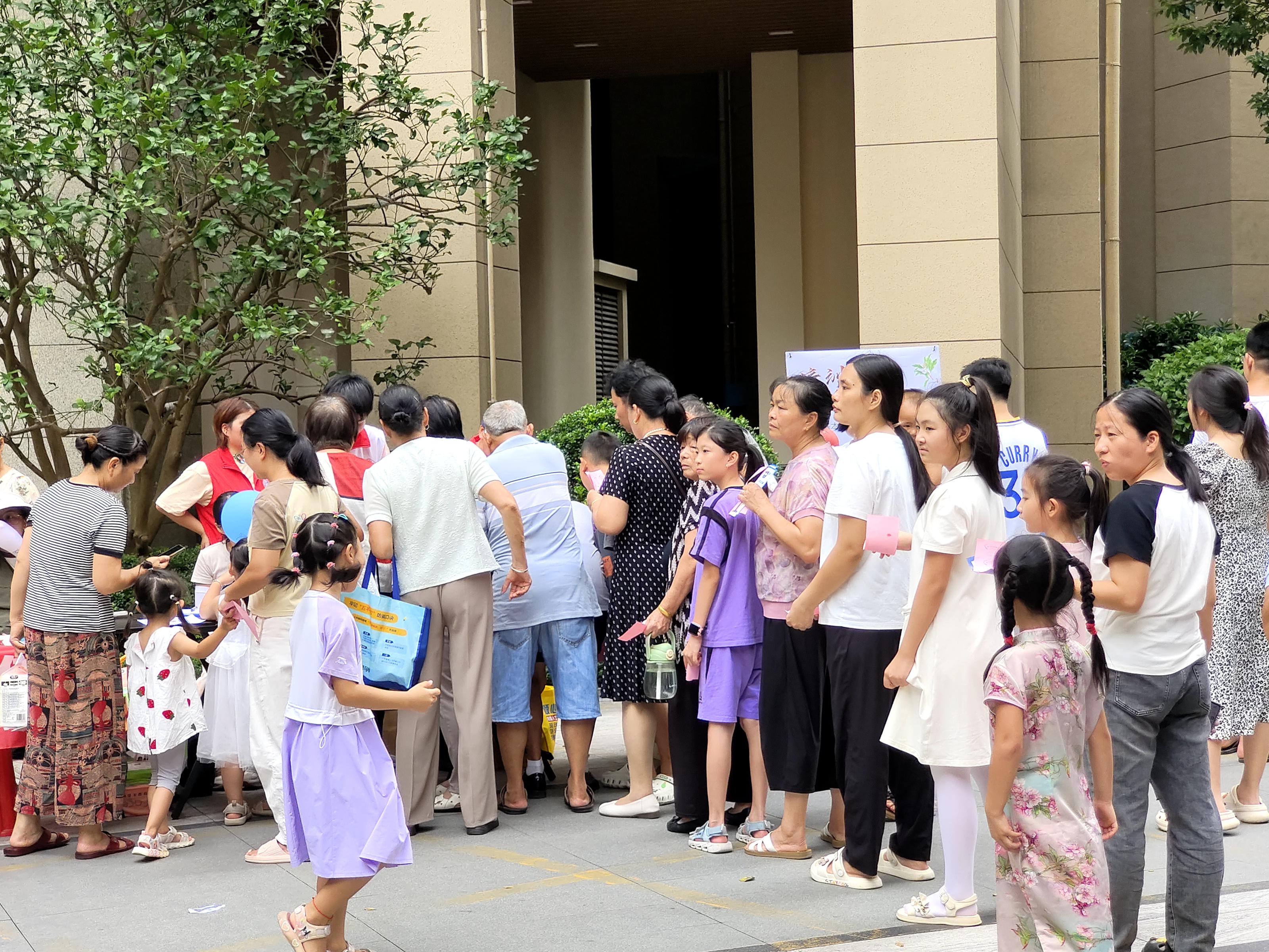 马峦街道举办邻里游园会，共筑和谐邻里情