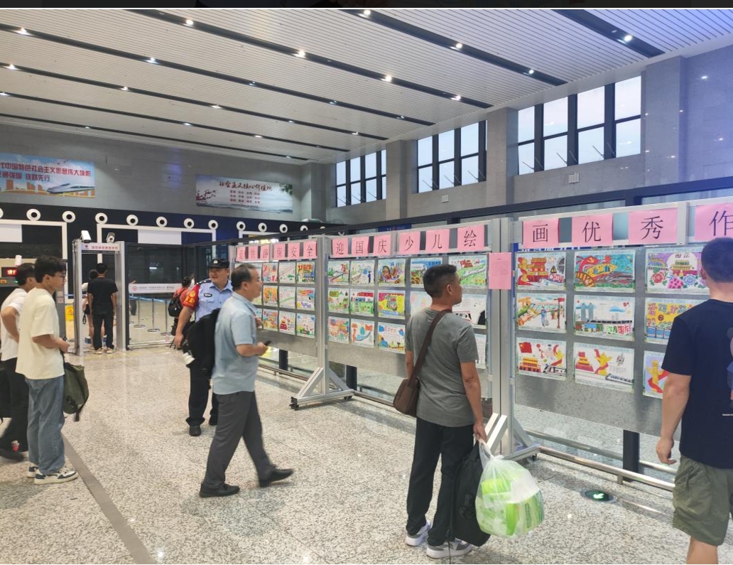 佛山铁警联合护路组织开展“爱铁路 保安全 迎国庆”绘画活动