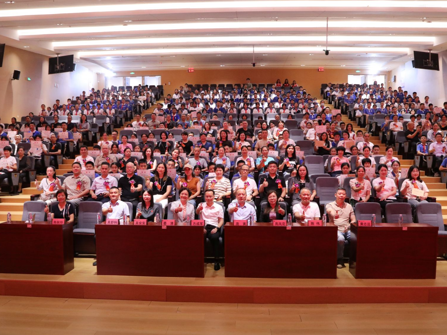 布心中学举行“明昇”奖学金、“明昇”助学金颁发仪式