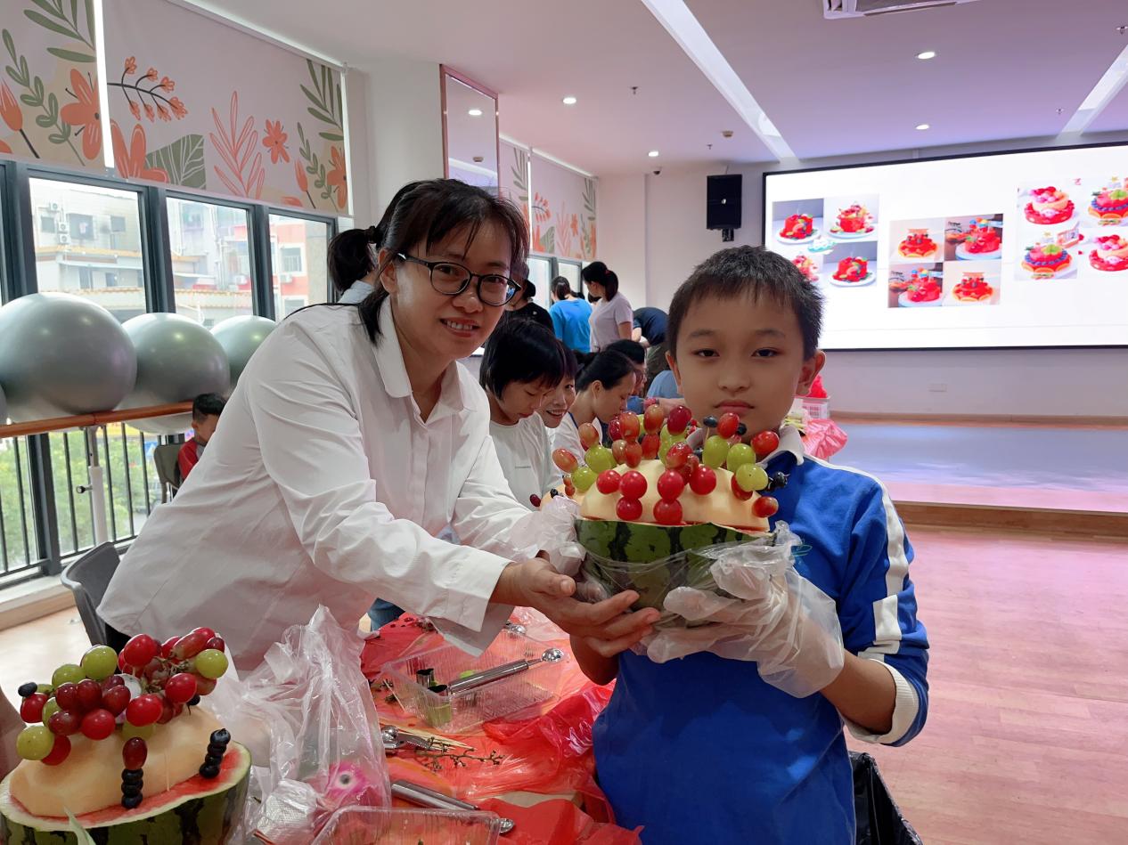 溪头社区“百姓客厅”举办“缤纷同乐”水果蛋糕DIY活动