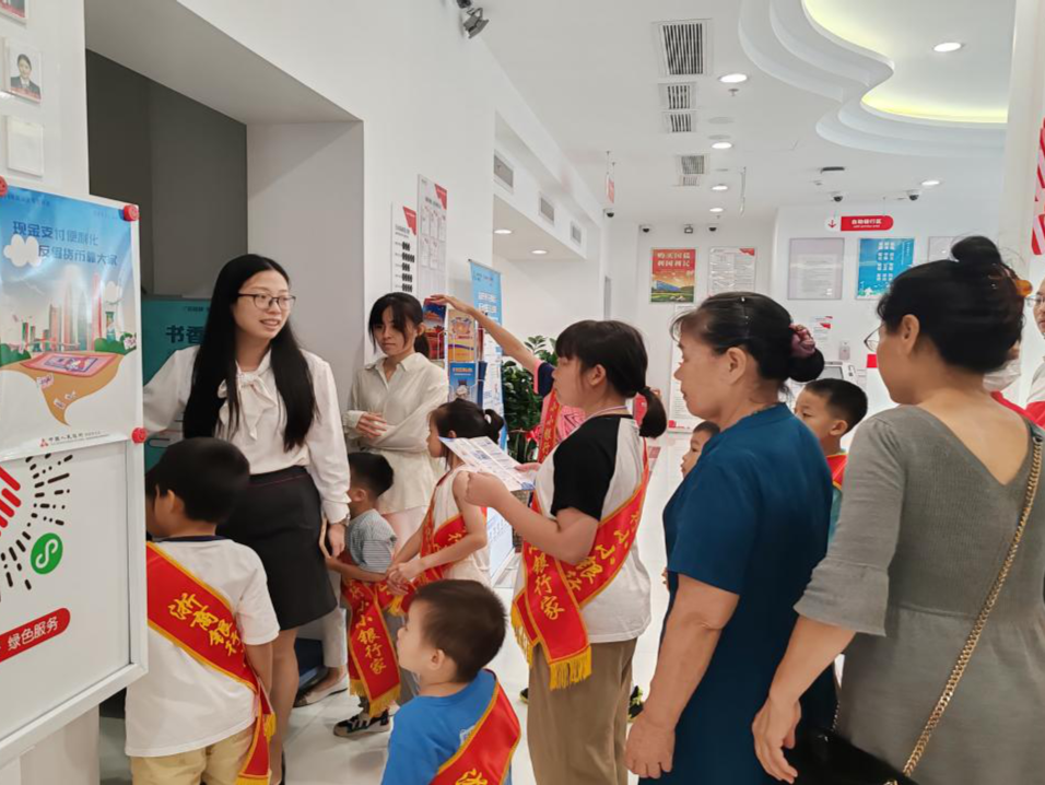 人民桥社区开展青少年职业体验小组