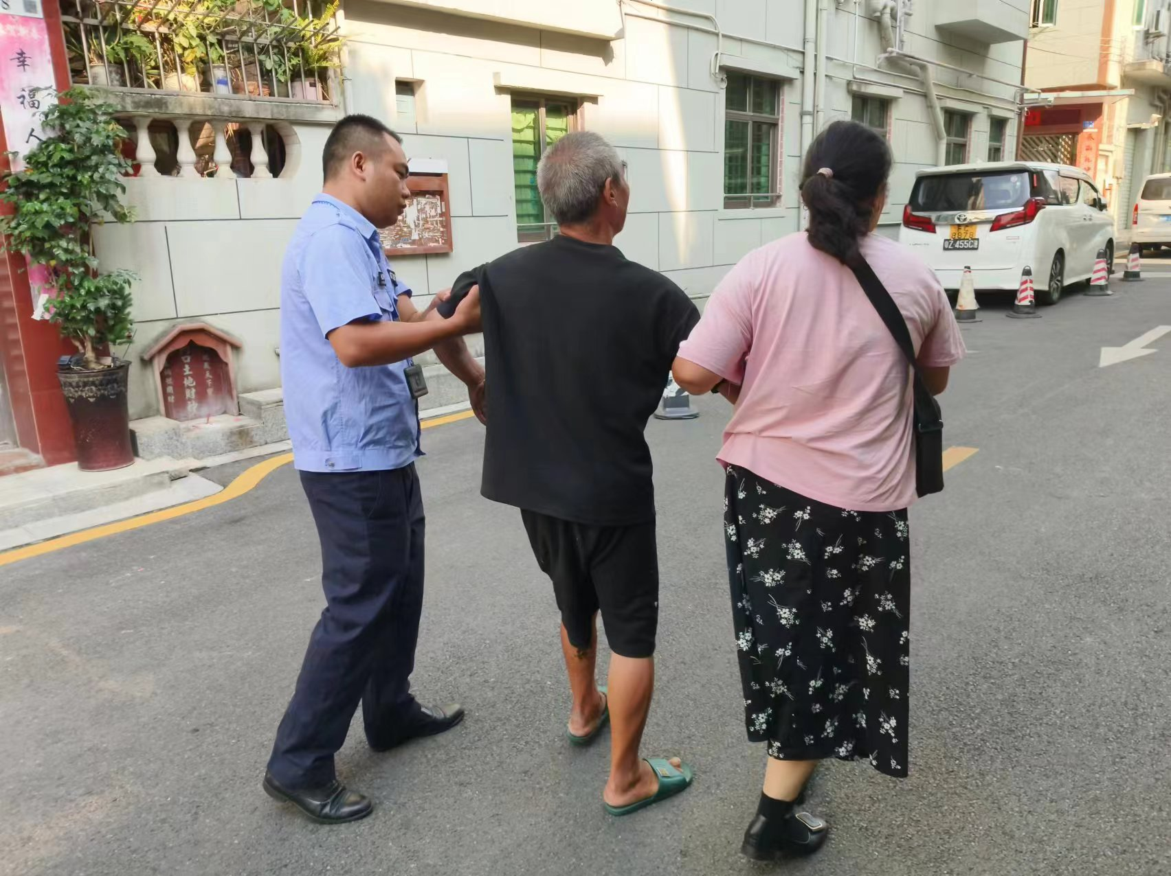 松岗网格员及时救助摔倒老人，贴心服务获居民赞誉