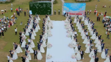 77对新人“携手挚爱 共赴山海”，在“婚庆之都”盐田大梅沙海滩许下“山盟海誓”