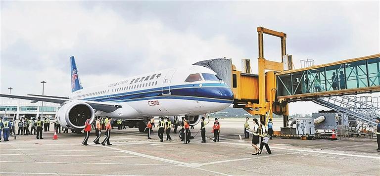 “宝安造”登机桥完美对接国产大飞机