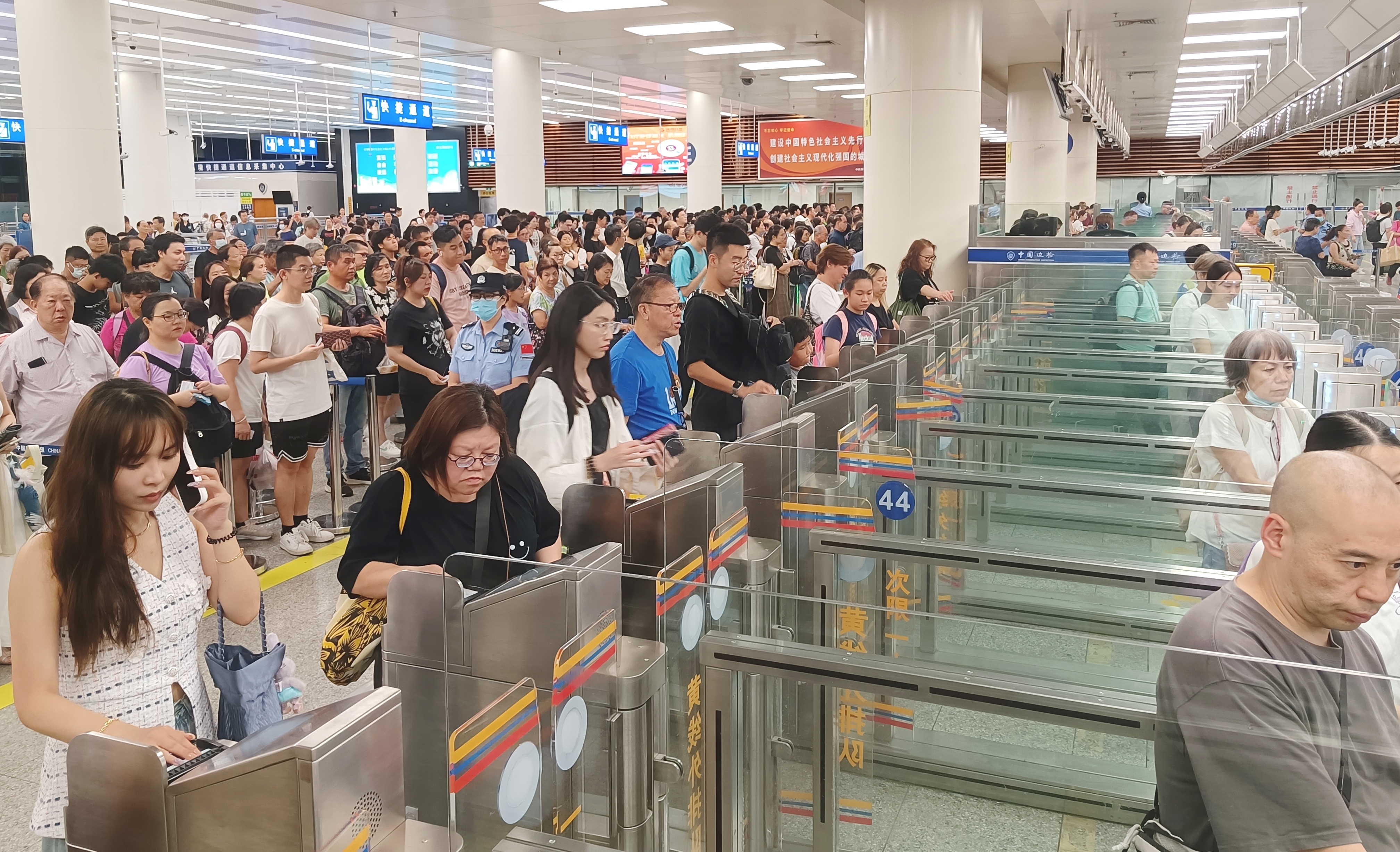 国庆长假过半，皇岗、福田口岸持续迎来出境客流高峰 