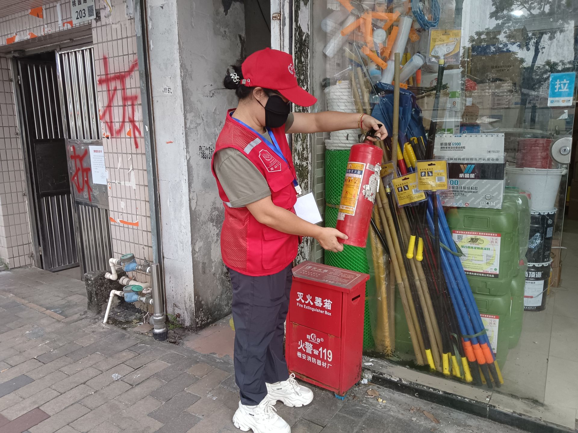南头街道：成立桃园路安全文明志愿服务队